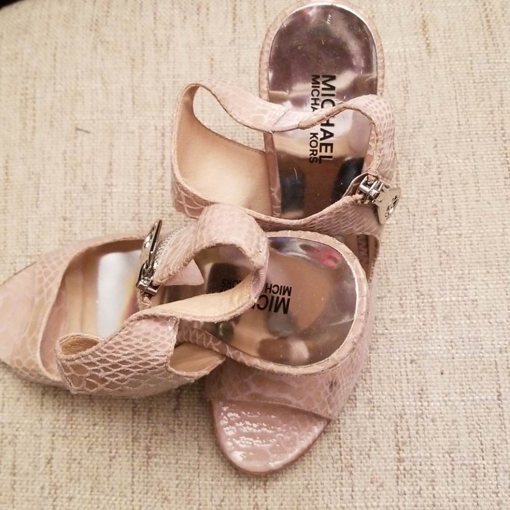 Heeled peeped toed shoes